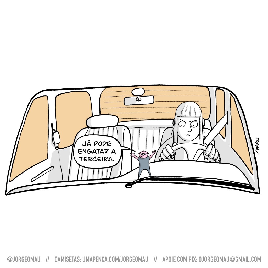 cartum - Uma mulher dirige seu carro, tem os cabelos lisos e segura o volante com as duas mãos. Ela olha irritada para um pequeno homem que está em pé sobre o painel do carro, apoiando-se no pára-brisa. Ele tem a pele rosada, usa óculos, veste uma roupa cinza e orienta a motorista: já pode engatar a terceira.