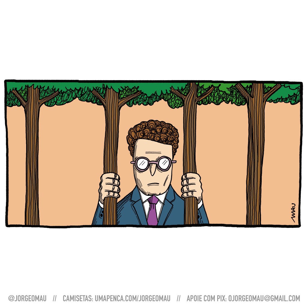 charge - ricardo sales está atrás das grades, mas as grades são árvores. Ele segura duas delas e tem seu rosto a mostra no vão das mesmas.