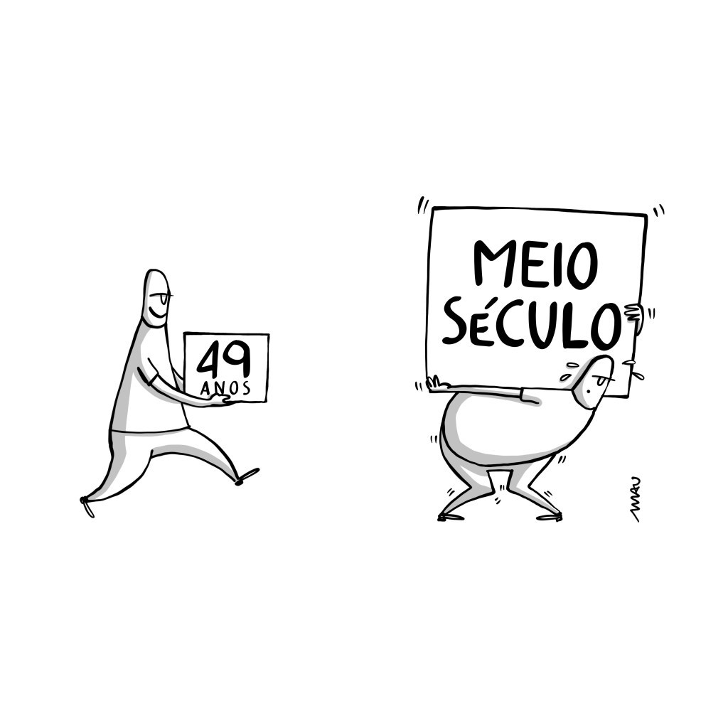 cartum em duas cenas - 1ª cena, um cara caminha segurando uma caixa onde se lê: 49 anos. 2ª cena, o mesmo cara segura com dificuldade uma grande caixa onde se lê: meio século.