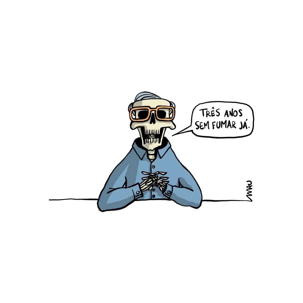 cartum: uma caveira sentada à mesa, mãos juntas com os dedos entrelaçados, vestindo camisa de botão de manga comprida e usando óculos, dizendo, “3 anos sem fumar já.”
